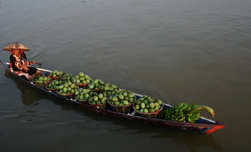 Barca por el río de Borneo