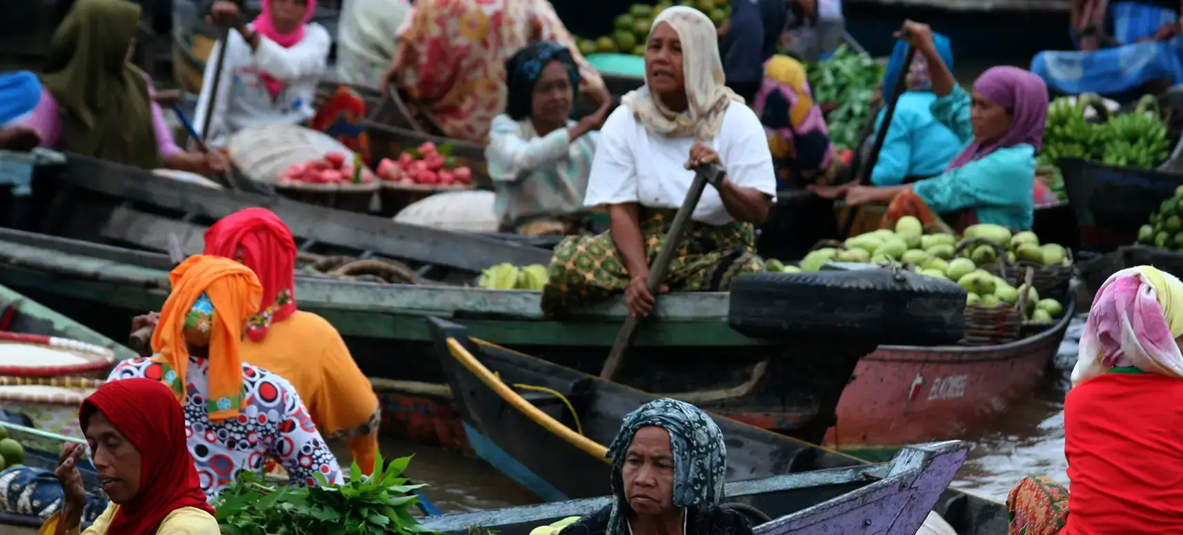 Embarcaciones de venta en río de Borneo