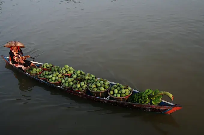 Barca en el río de Borneo